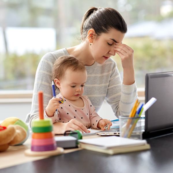 Adobe Stock 353577218 mother tired laptop